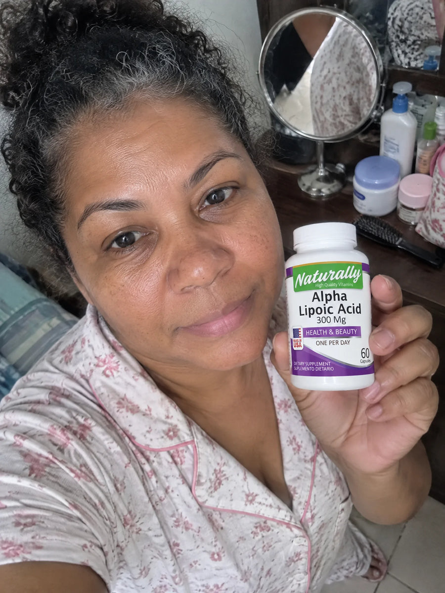 Cliente sosteniendo Ácido Alfa Lipoico 300 mg