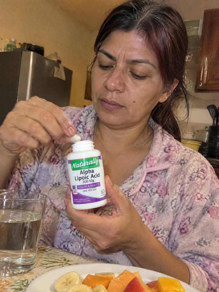 Persona usando Ácido Alfa Lipoico 300 mg en su rutina diaria