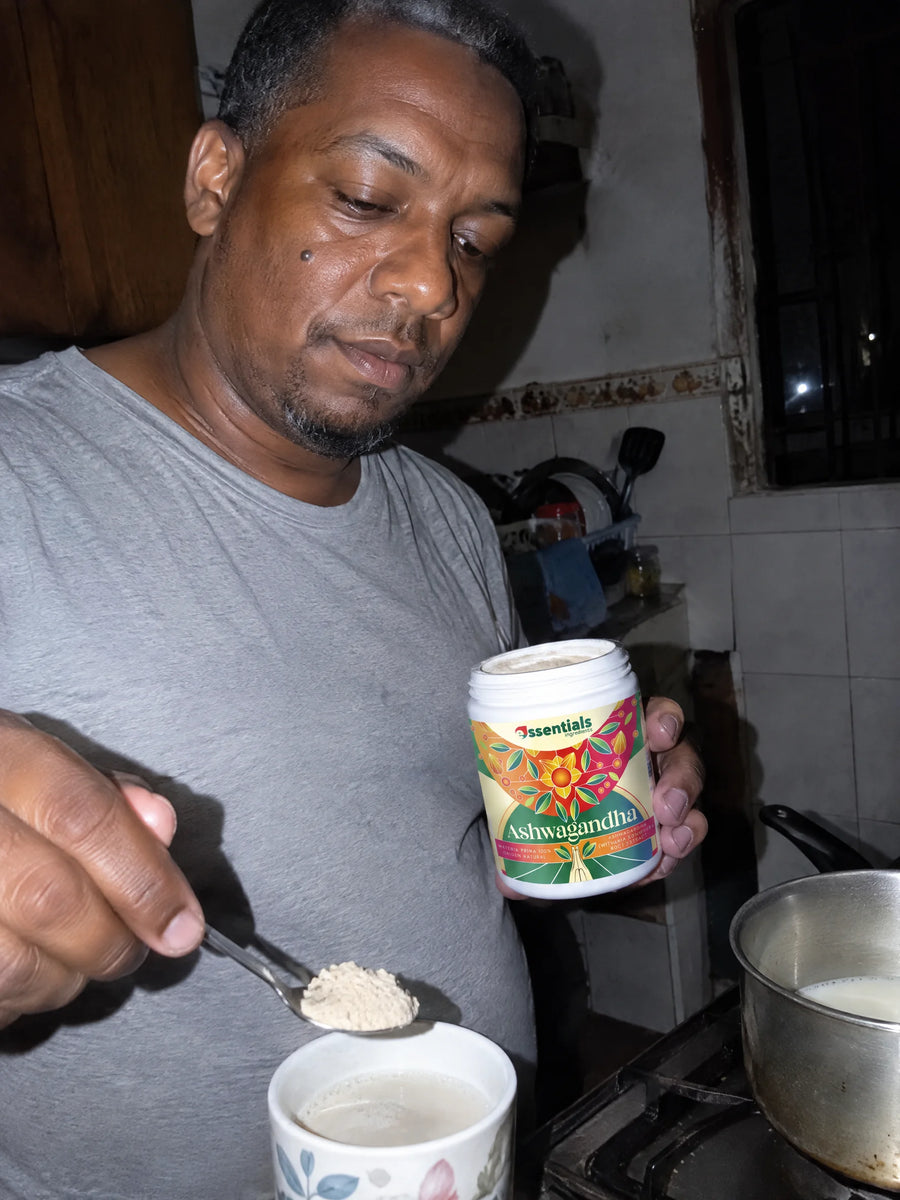 Persona usando Ashwagandha 250g en polvo en su rutina diaria