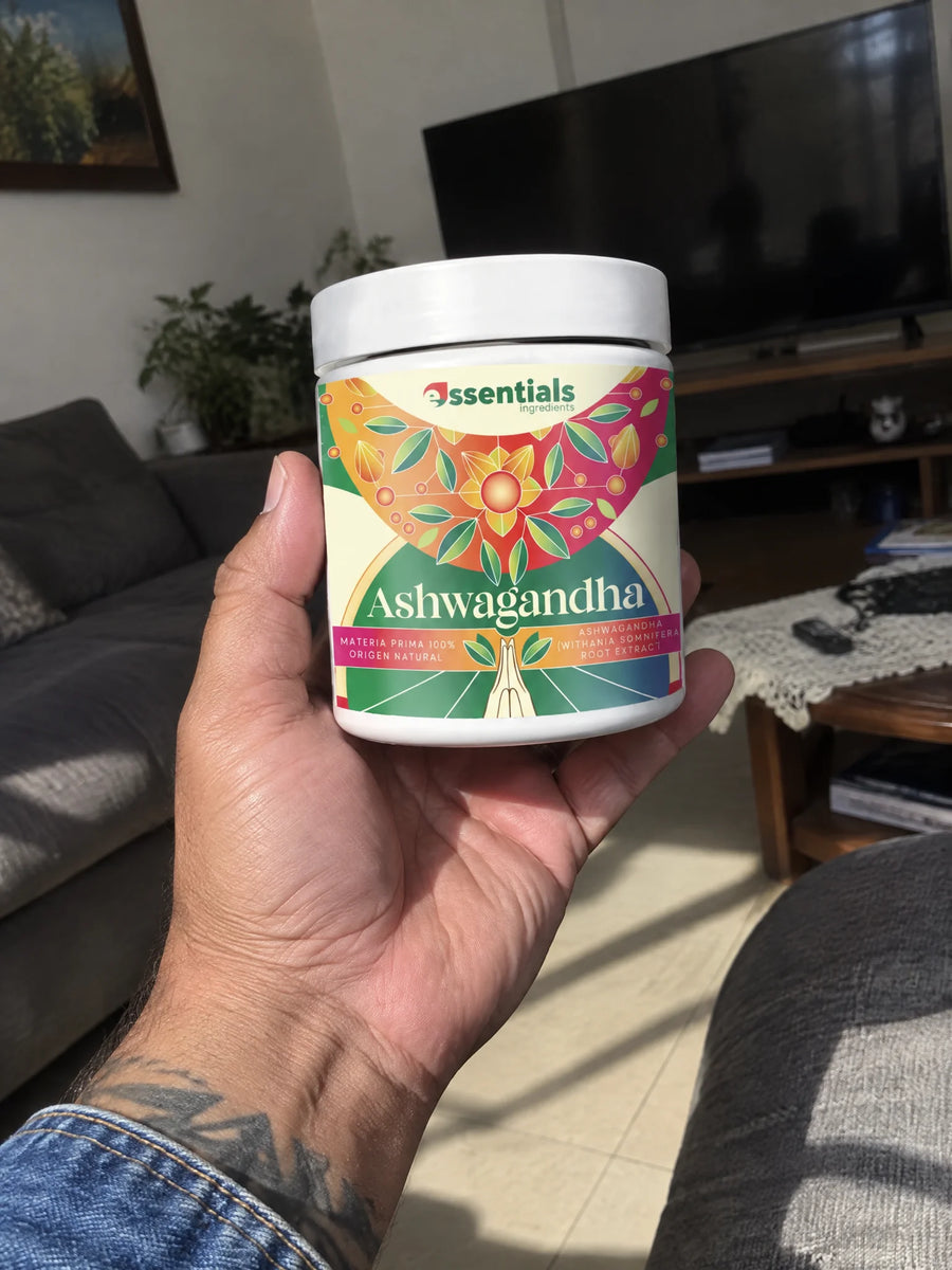 Mano sosteniendo Ashwagandha 250g en polvo