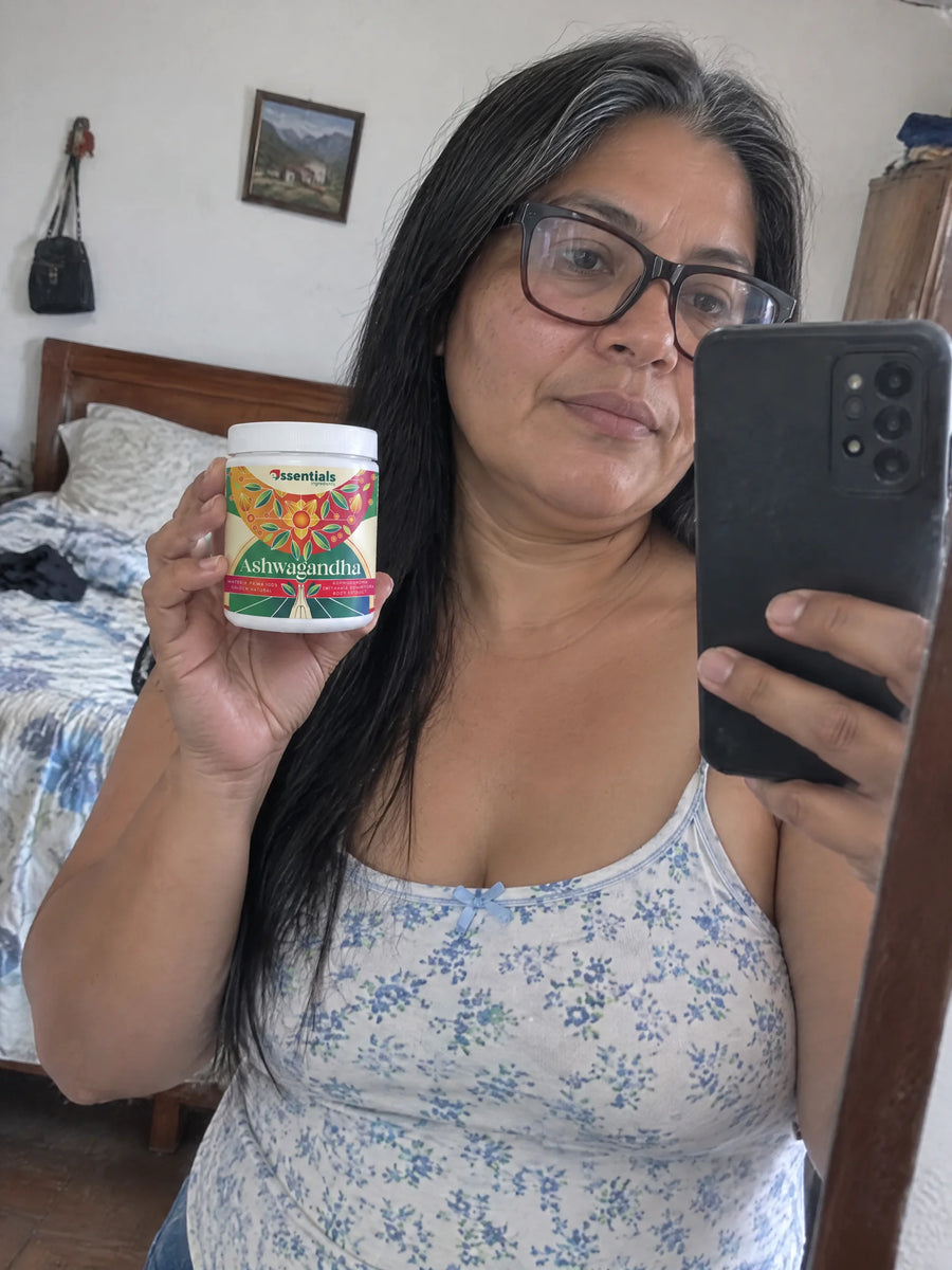 Cliente con Ashwagandha 250g en polvo frente al espejo