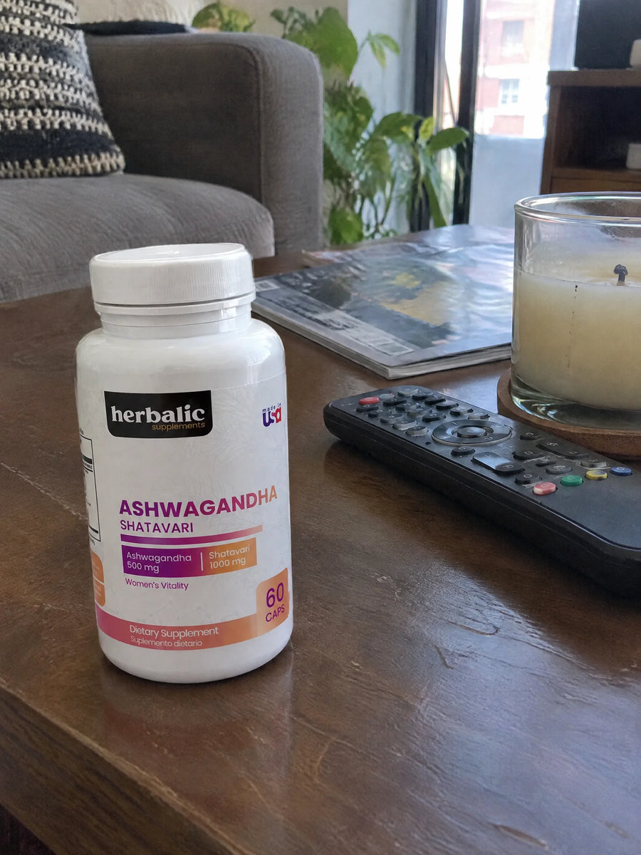 Ashwagandha + Shatavari sobre una superficie de la casa
