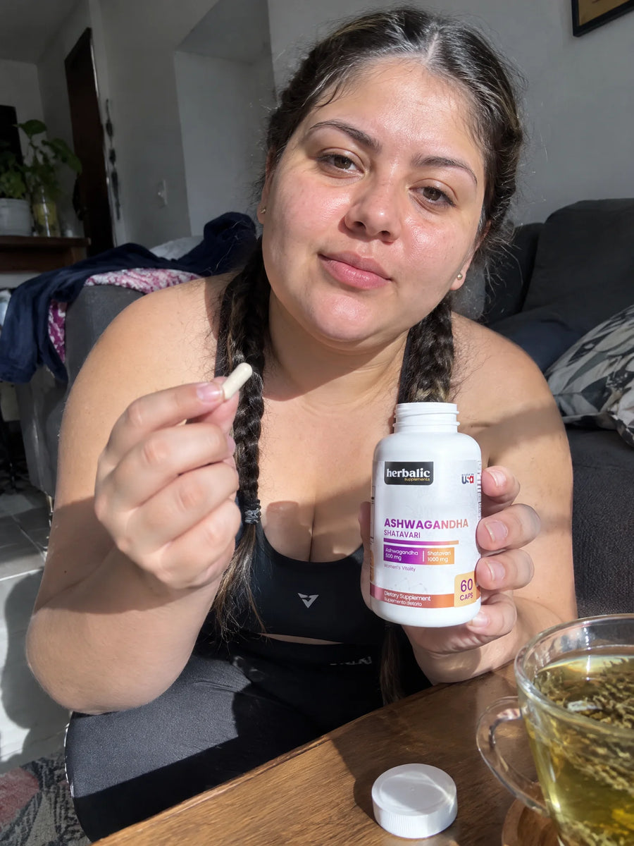 Persona usando Ashwagandha + Shatavari en su rutina diaria