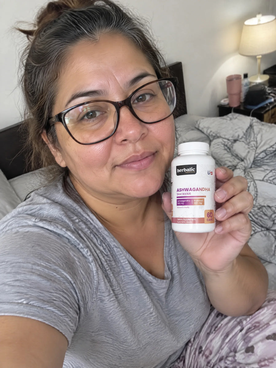 Cliente sosteniendo Ashwagandha + Shatavari