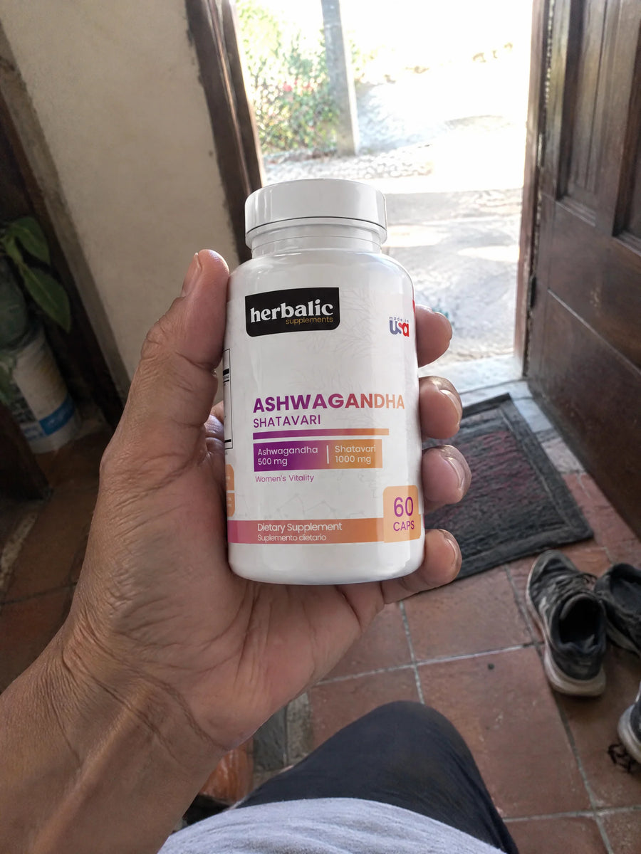 Mano sosteniendo Ashwagandha + Shatavari