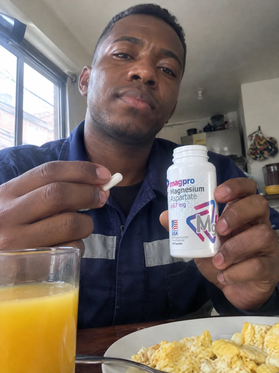 Persona usando Aspartato de Magnesio 667mg en su rutina diaria