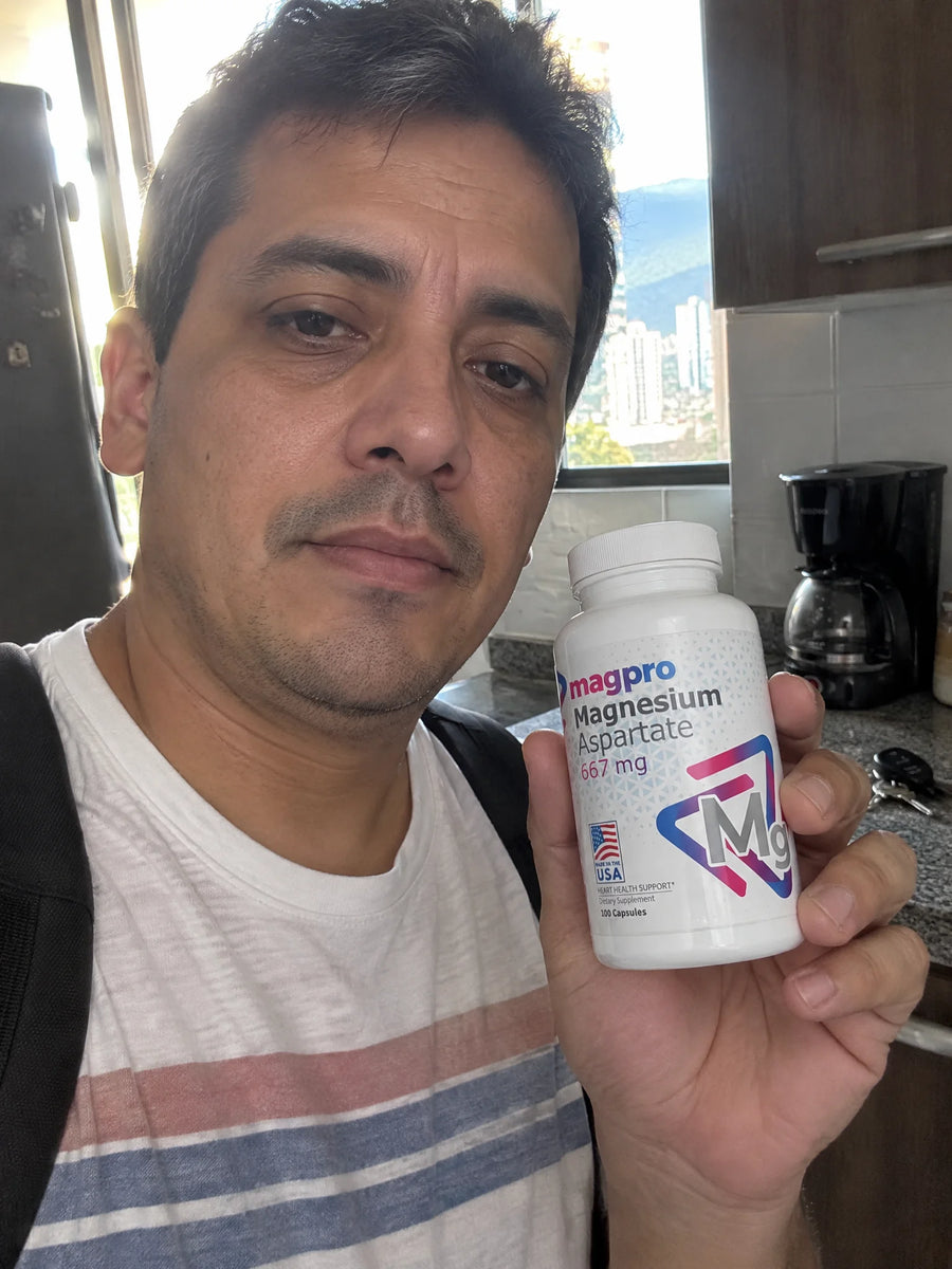 Cliente sosteniendo Aspartato de Magnesio 667mg