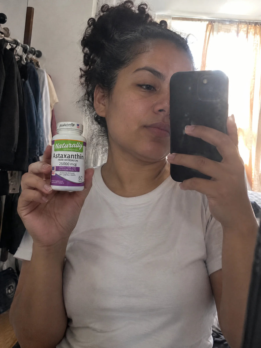 Cliente con Astaxanthin 25 mg frente al espejo
