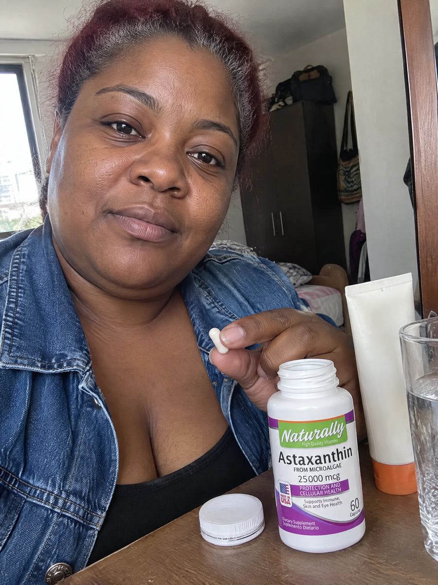Persona usando Astaxanthin 25 mg en su rutina diaria