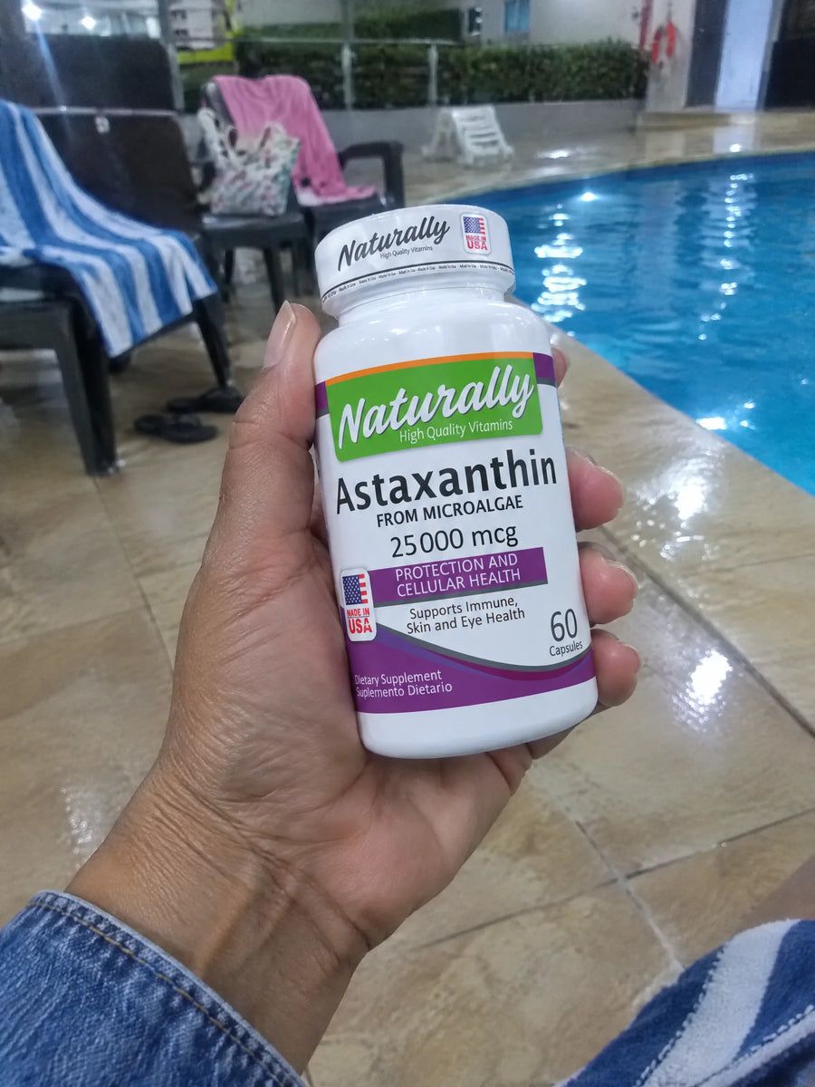 Mano sosteniendo Astaxanthin 25 mg