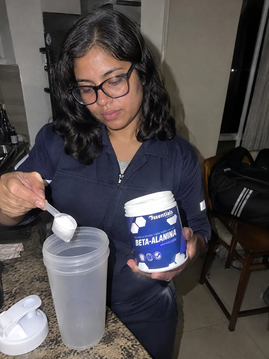 Persona usando Beta Alanina 250gr en su rutina diaria