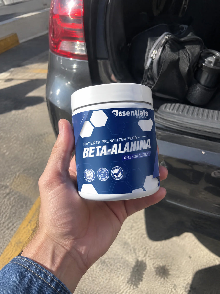 Mano sosteniendo Beta Alanina 250gr