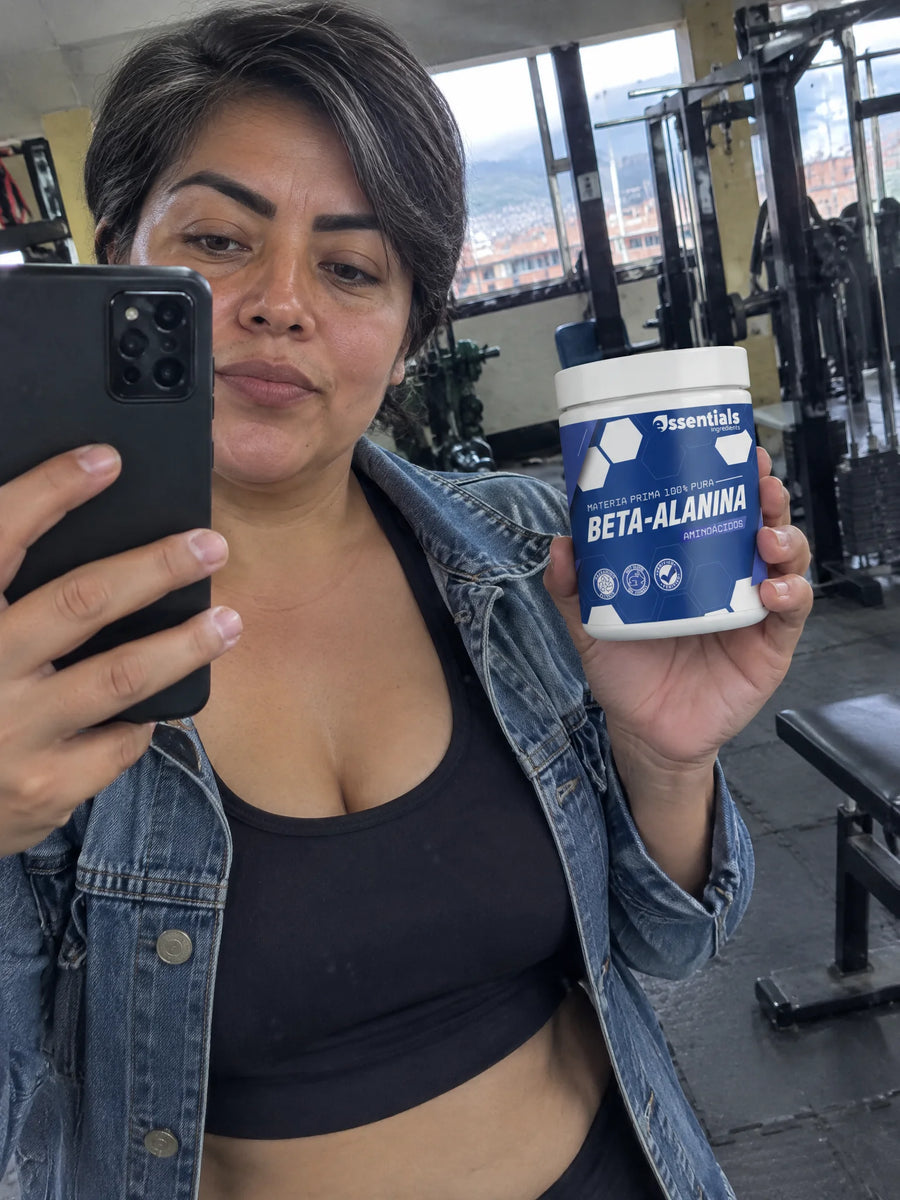 Cliente con Beta Alanina 250gr frente al espejo