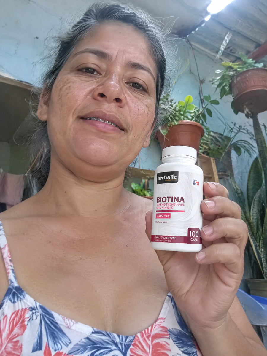 Cliente sosteniendo Biotina 10000 mcg