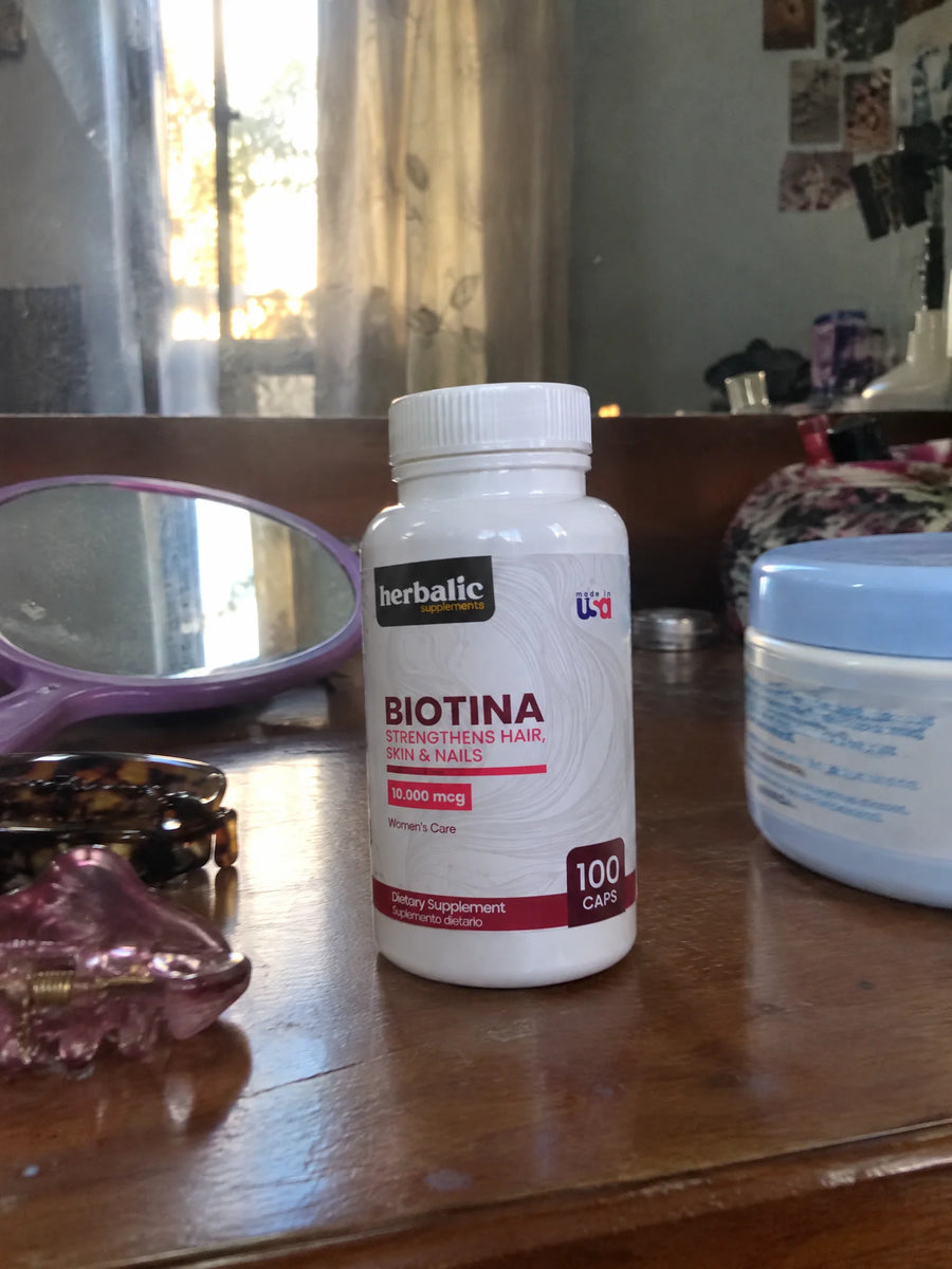 Biotina 10000 mcg sobre una superficie de la casa