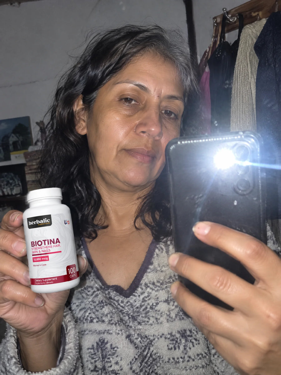 Cliente con Biotina 10000 mcg frente al espejo
