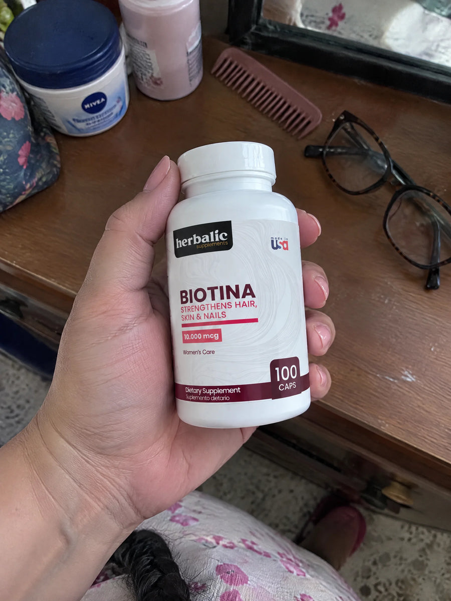 Mano sosteniendo Biotina 10000 mcg