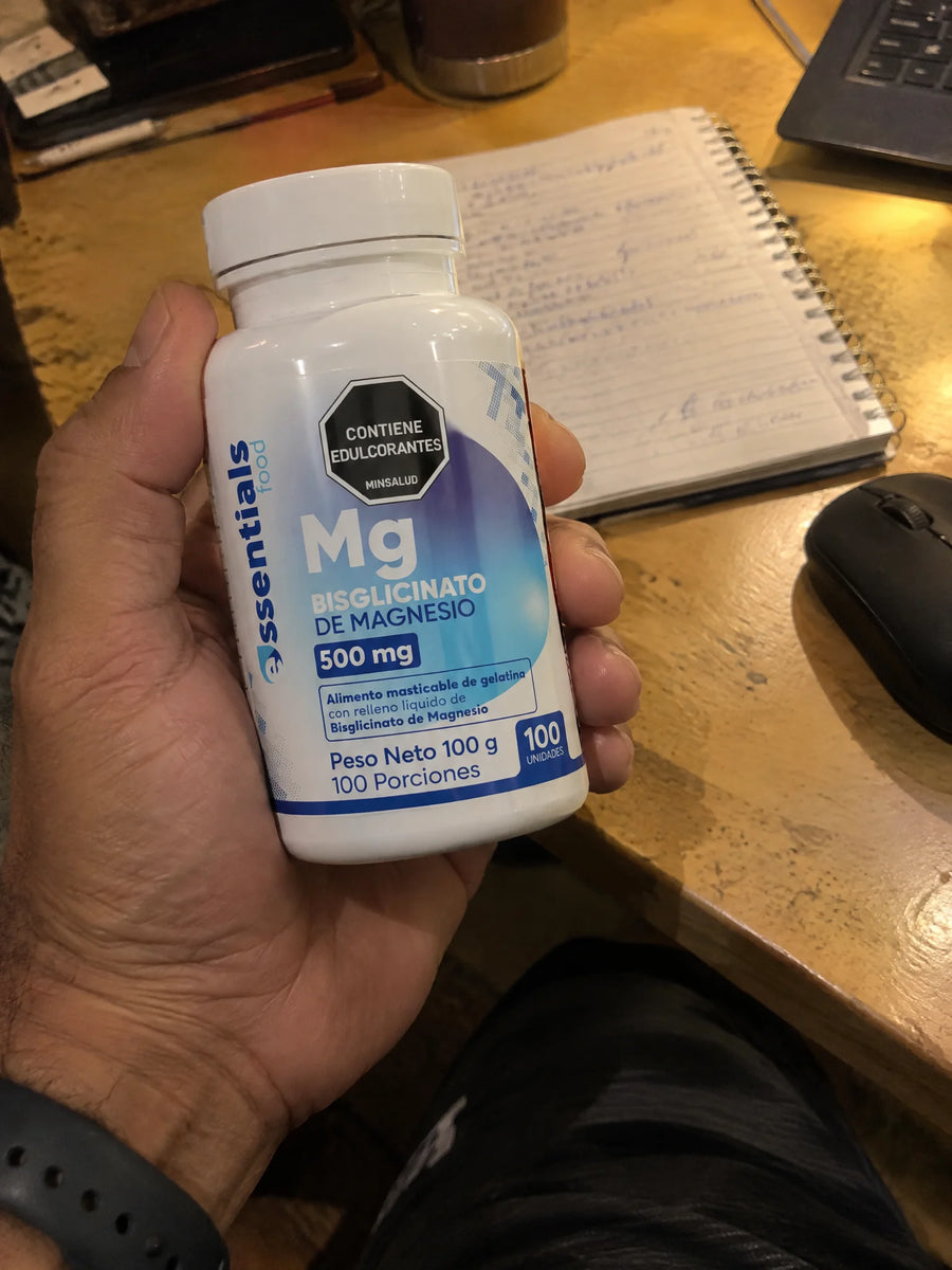 Mano sosteniendo Caramelos de Bisglicinato de Magnesio