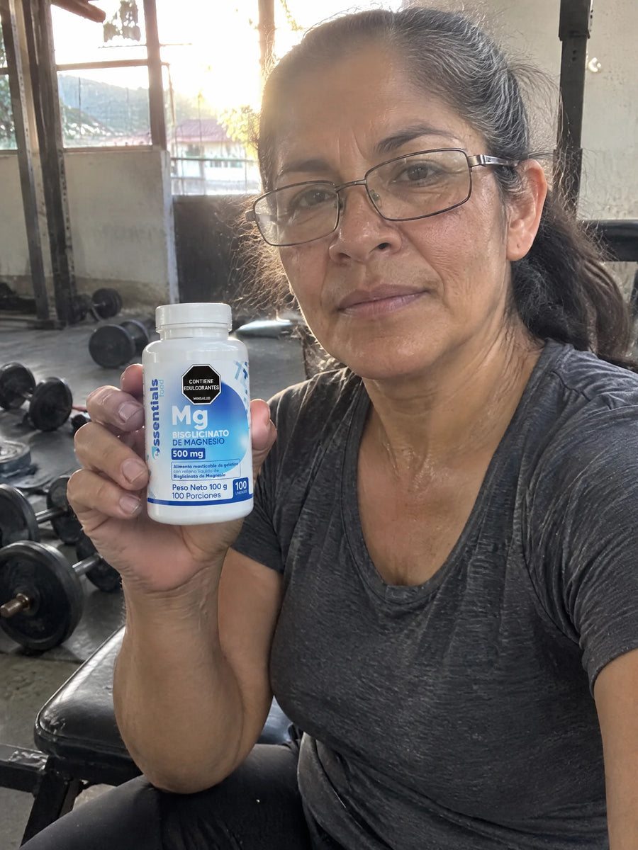 Cliente sosteniendo Caramelos de Bisglicinato de Magnesio