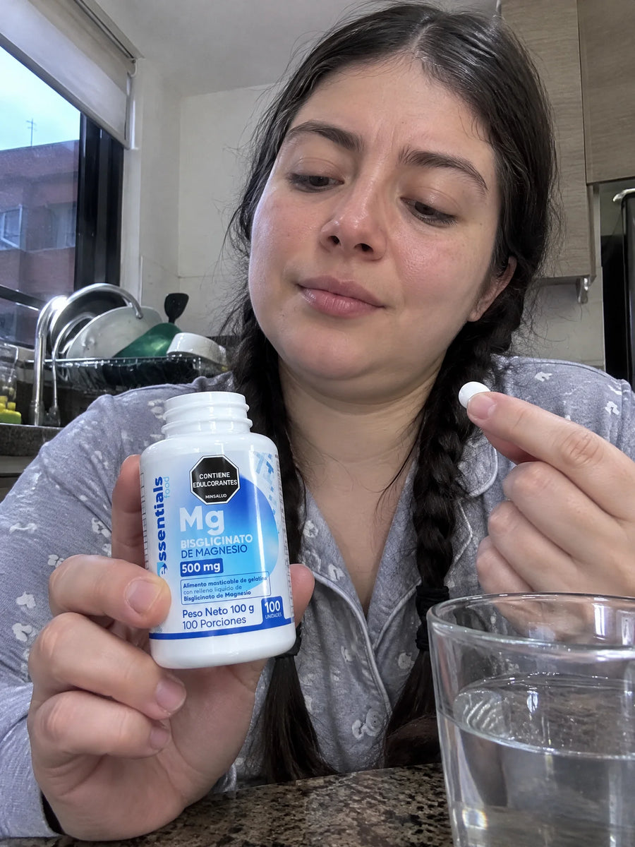 Persona usando Caramelos de Bisglicinato de Magnesio en su rutina diaria