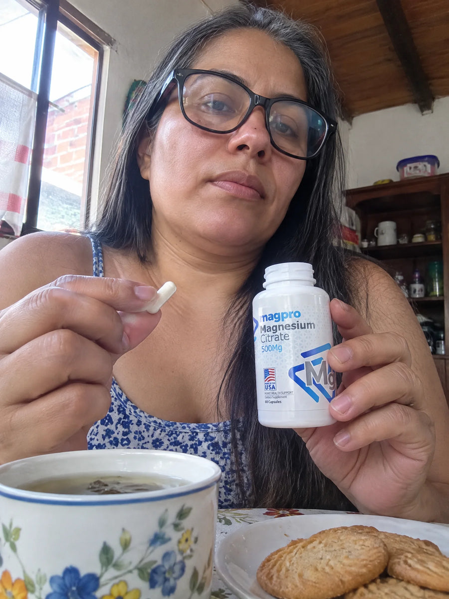 Persona usando Citrato de Magnesio 500mg en su rutina diaria