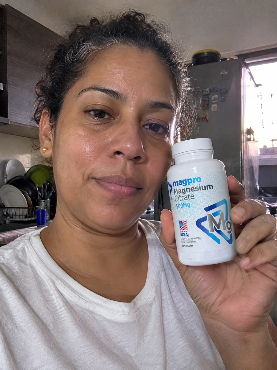 Cliente sosteniendo Citrato de Magnesio 500mg