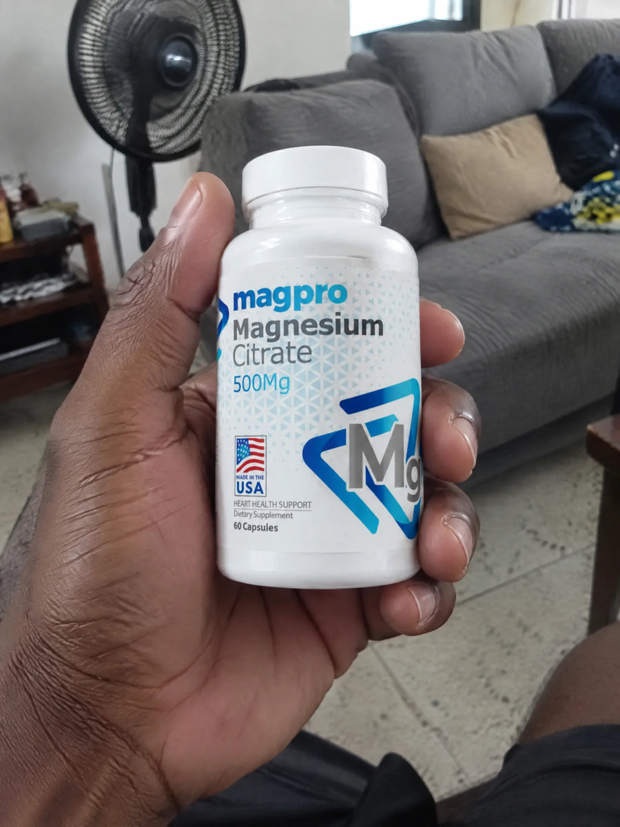Mano sosteniendo Citrato de Magnesio 500mg