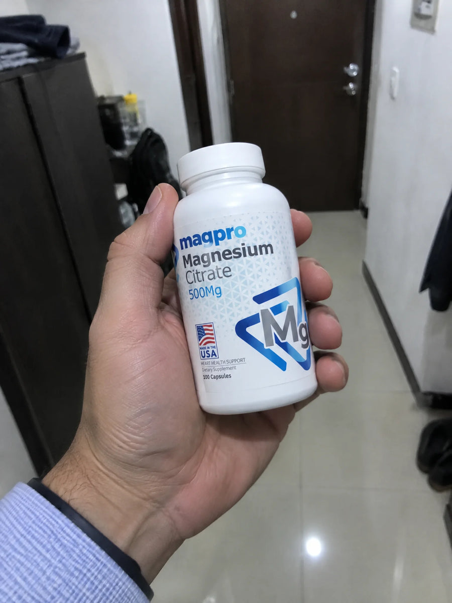 Mano sosteniendo Citrato de Magnesio 500mg