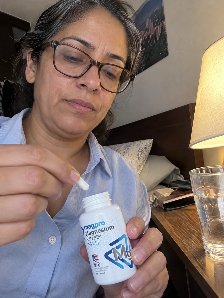 Persona usando Citrato de Magnesio 500mg en su rutina diaria