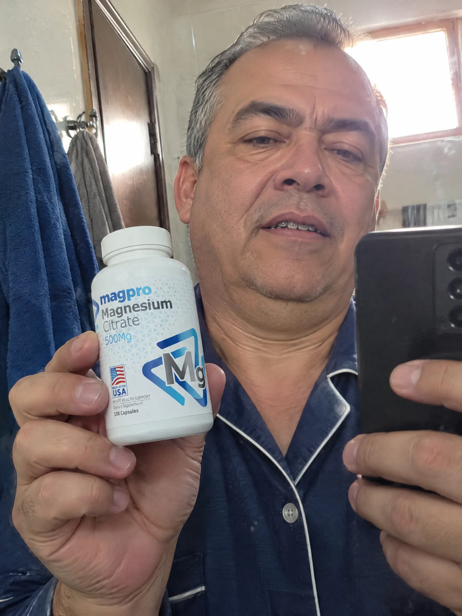 Cliente con Citrato de Magnesio 500mg frente al espejo