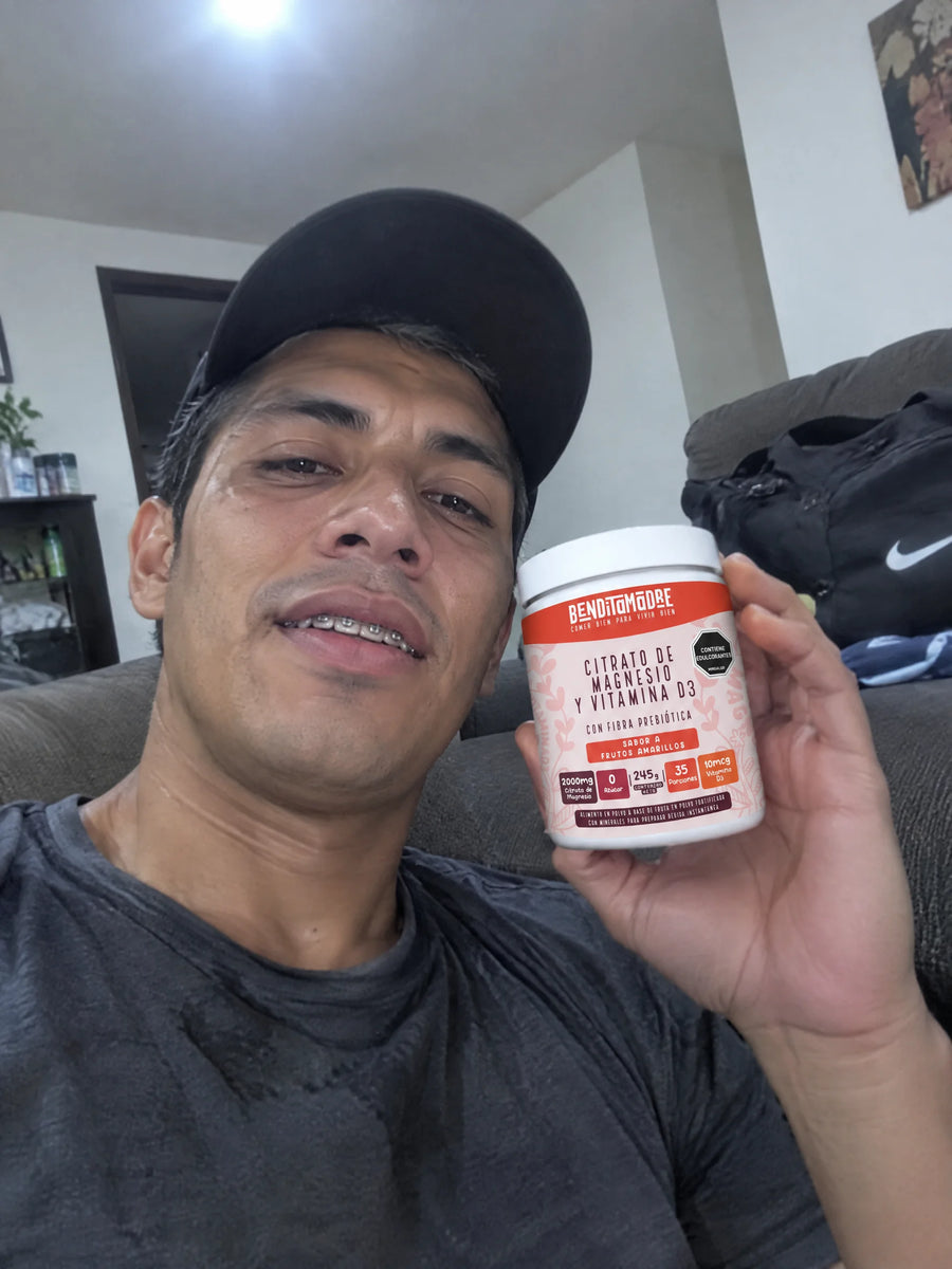 Cliente sosteniendo Citrato de Magnesio + Vitamina D3