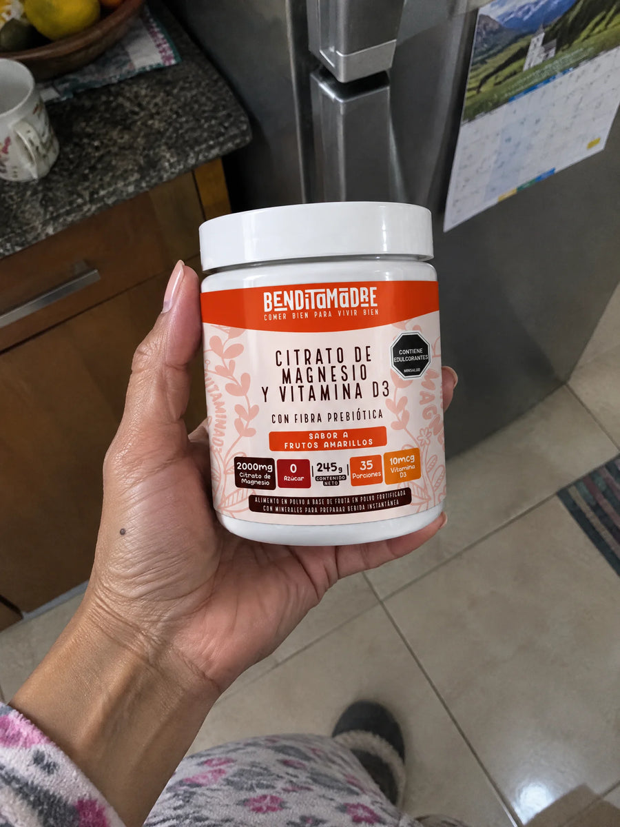 Mano sosteniendo Citrato de Magnesio + Vitamina D3