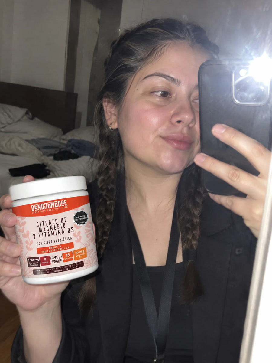 Cliente con Citrato de Magnesio + Vitamina D3 frente al espejo