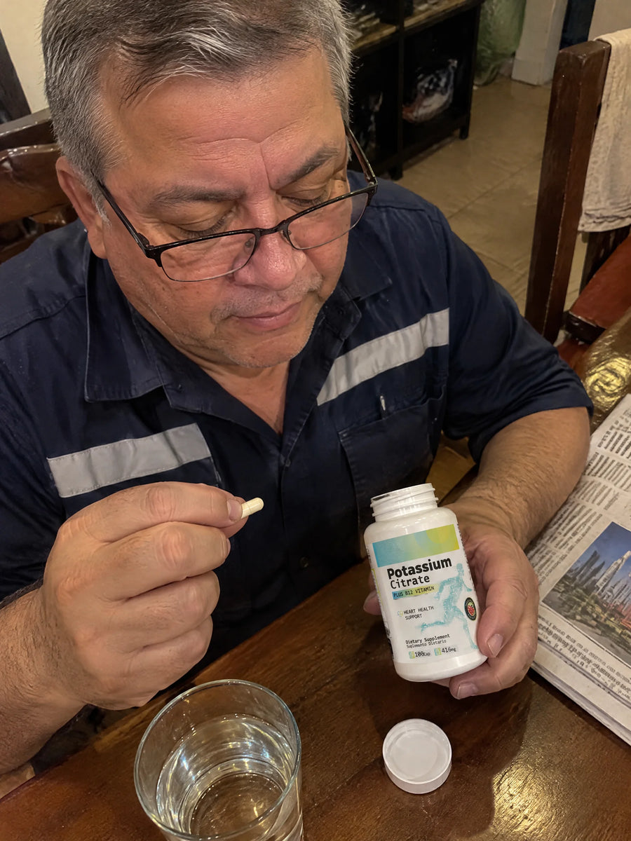 Persona usando Citrato de potasio 416mg en su rutina diaria