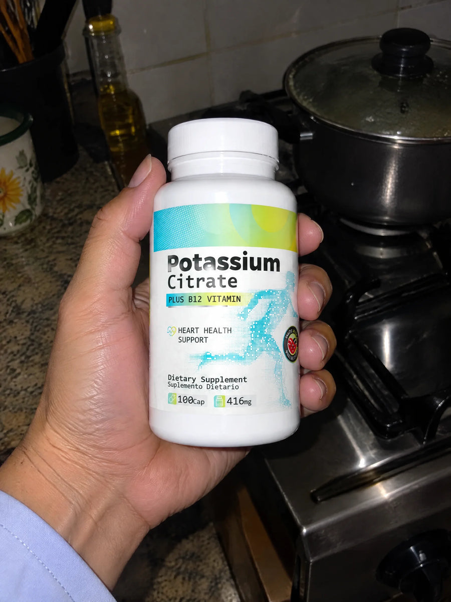 Mano sosteniendo Citrato de potasio 416mg