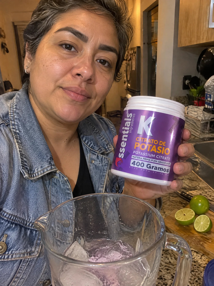 Persona usando Citrato de Potasio 400g en su rutina diaria