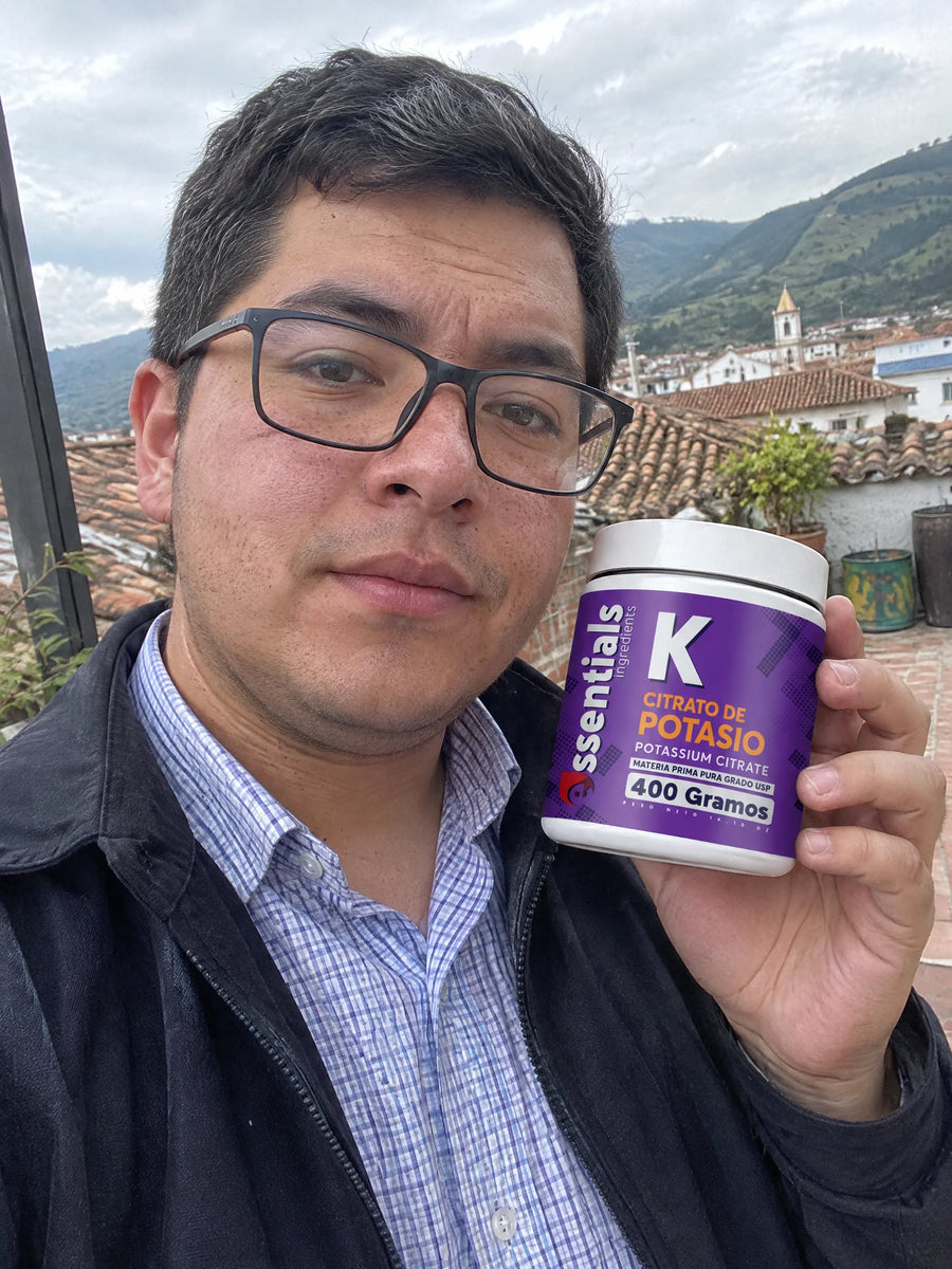 Cliente sosteniendo Citrato de Potasio 400g