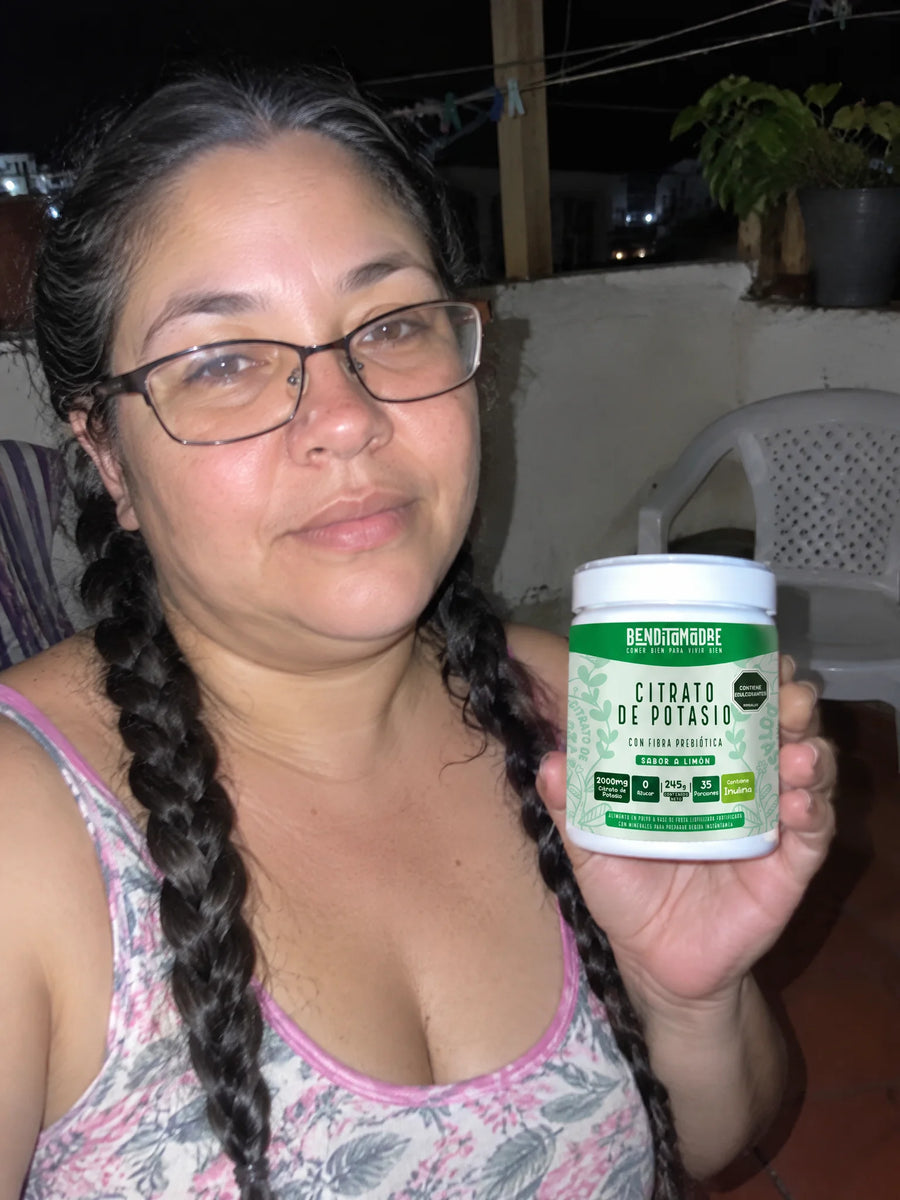 Cliente sosteniendo Citrato de Potasio Sabor Limón