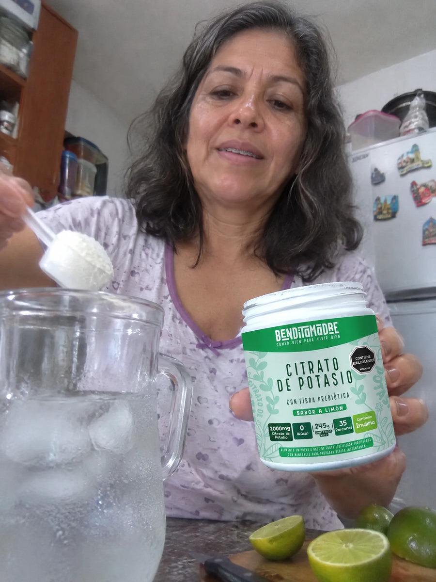 Persona usando Citrato de Potasio Sabor Limón en su rutina diaria
