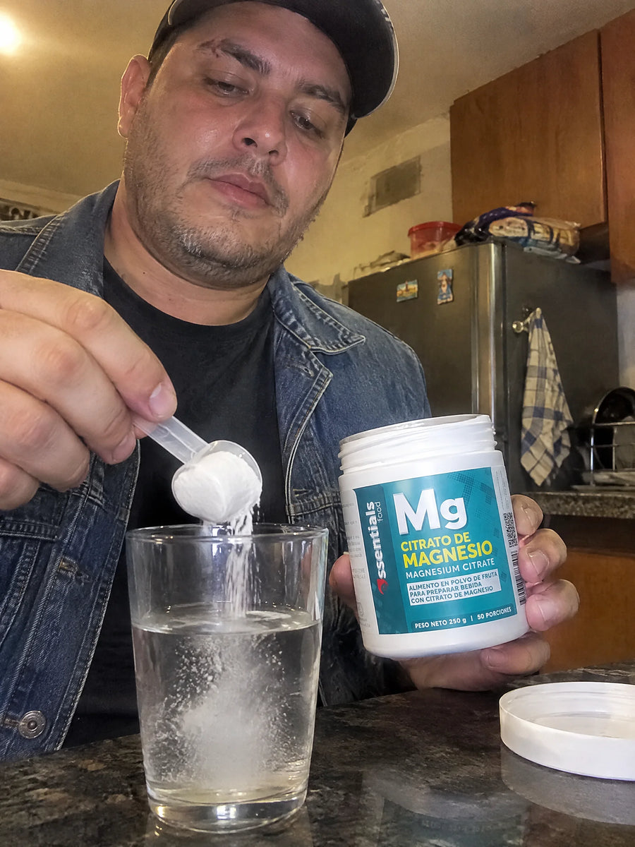 Persona usando Citrato de magnesio 250g en su rutina diaria