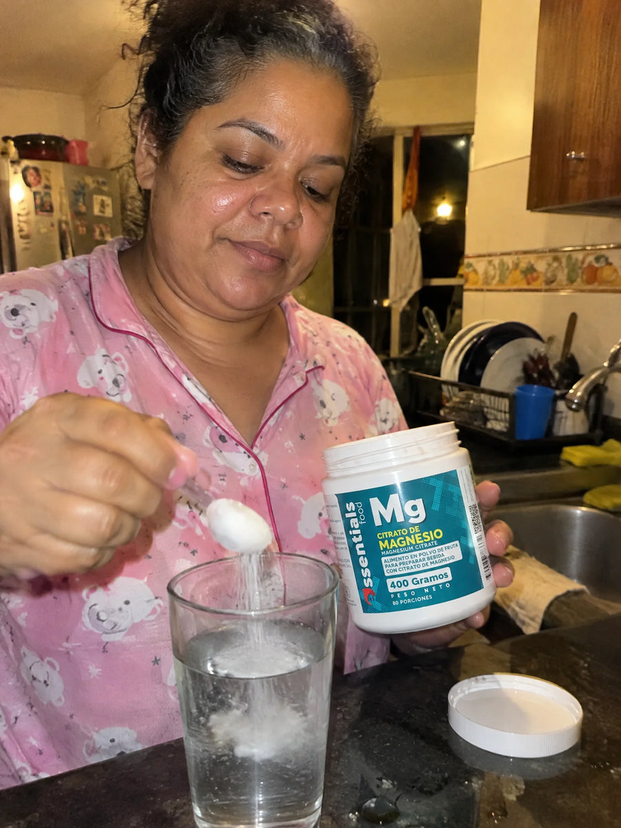 Persona usando Citrato de magnesio 400gr en su rutina diaria