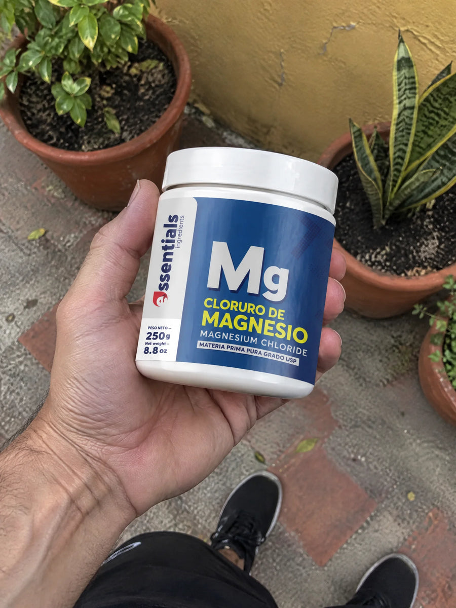 Mano sosteniendo Cloruro de magnesio