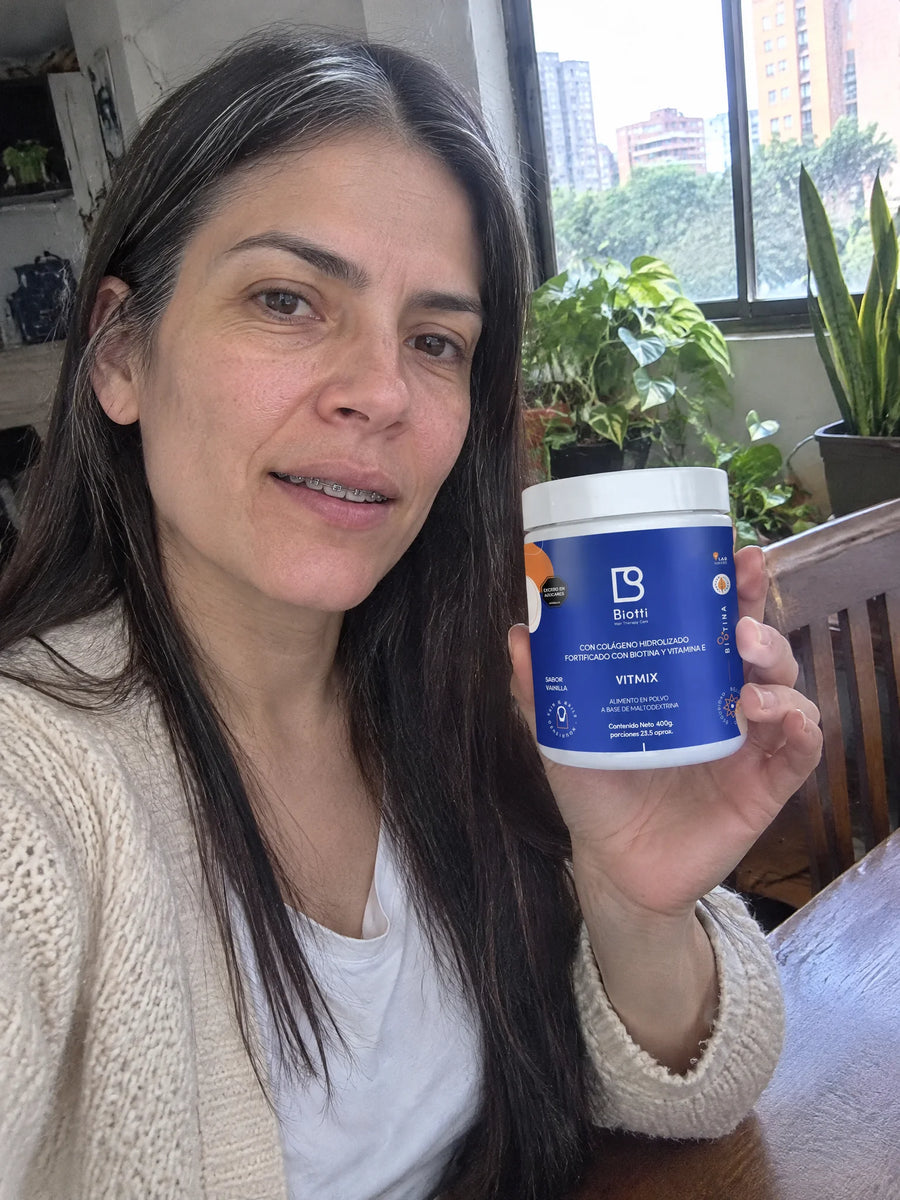 Cliente sosteniendo Colágeno hidrolizado 12000mg