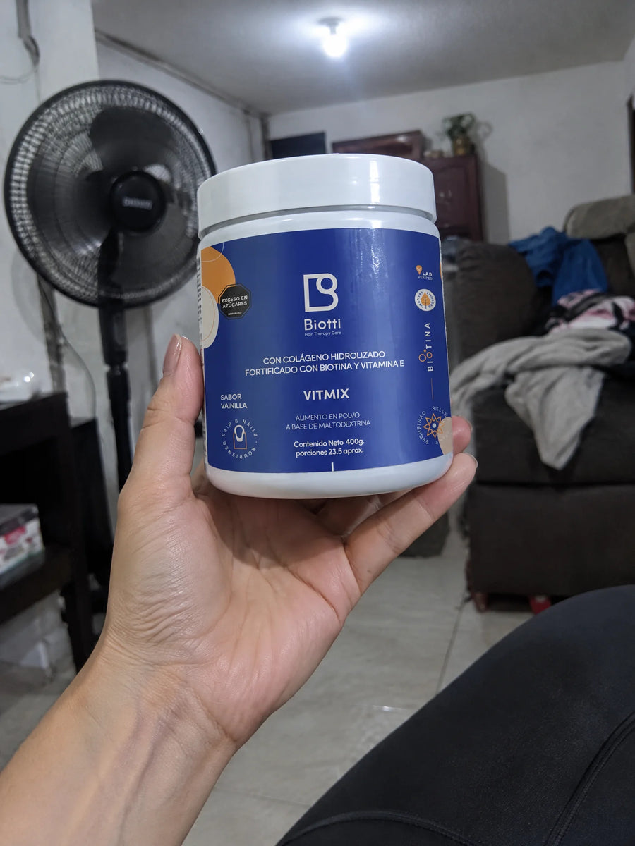 Mano sosteniendo Colágeno hidrolizado 12000mg