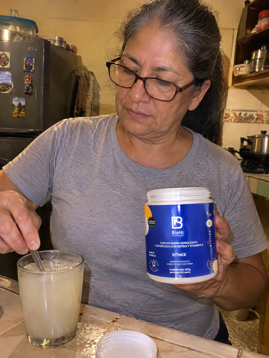 Persona usando Colágeno hidrolizado 12000mg en su rutina diaria