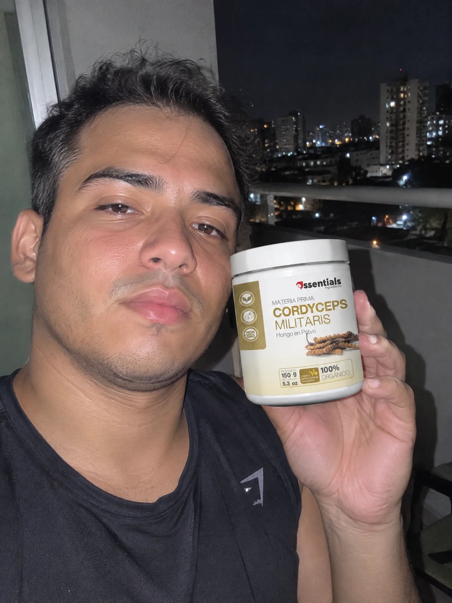 Cliente sosteniendo Cordyceps militaris en polvo