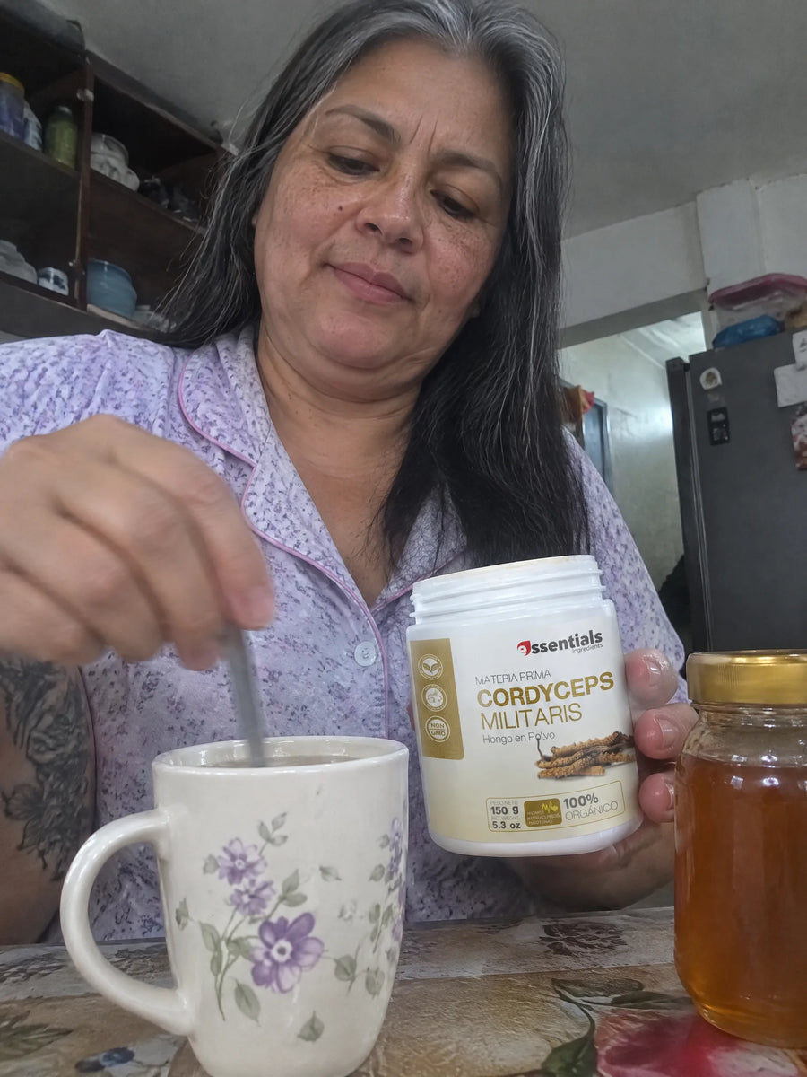Persona usando Cordyceps militaris en polvo en su rutina diaria
