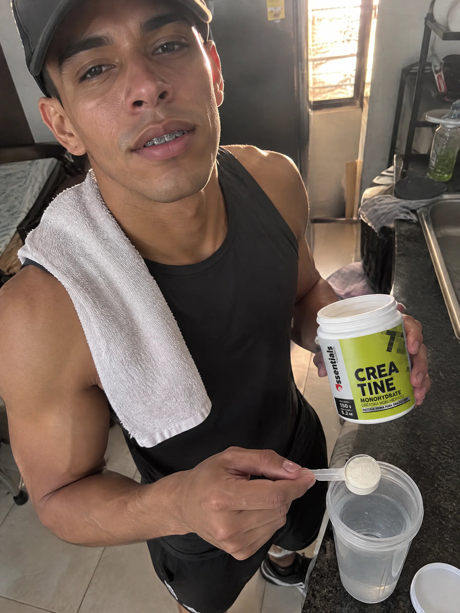 Persona usando Creatina Monohidrato 150 gr en su rutina diaria
