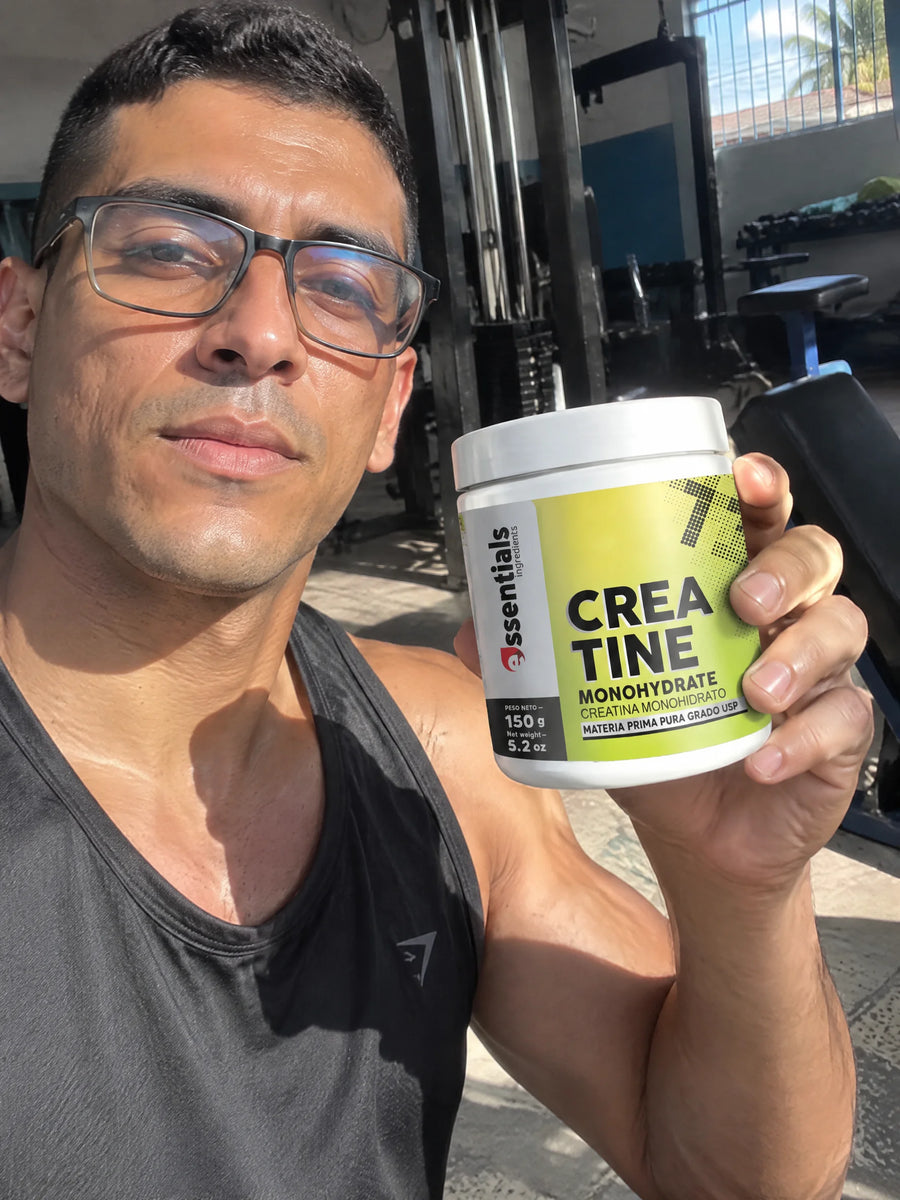 Cliente sosteniendo Creatina Monohidrato 150 gr