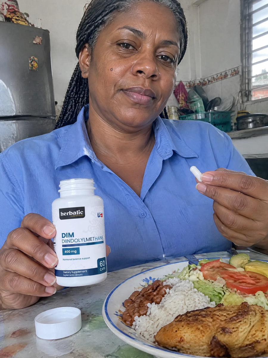 Persona usando Diindolylmethane DIM 400 mg + Pimienta Negra en su rutina diaria